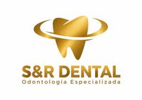 Logotipo de S&R Dental en dorado, con un diente estilizado y un anillo, y el texto &laquo;Odontolog&iacute;a Especializada&raquo; debajo