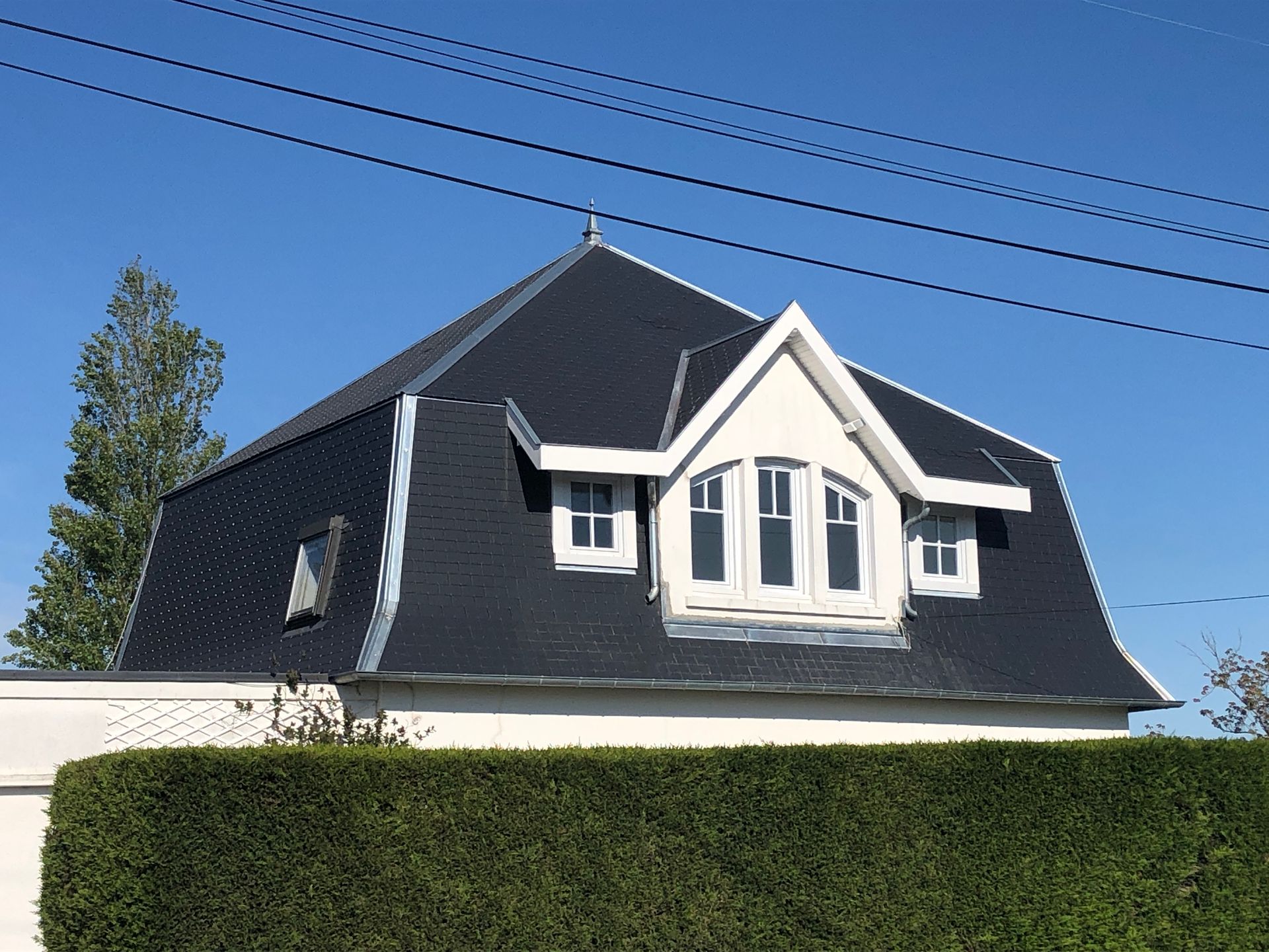 Toiture récemment rénovée sous le soleil