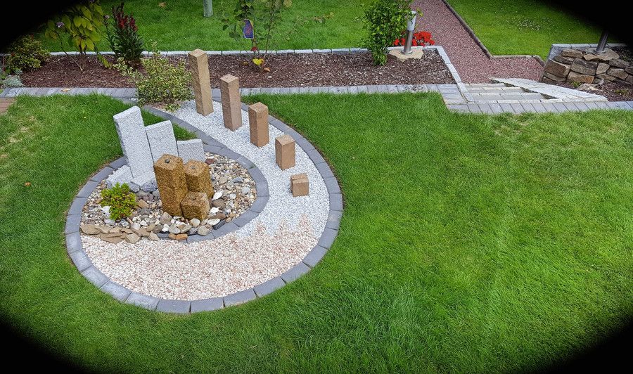 Blumenbeet mit Dekoelement