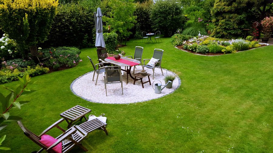 Runde Terrasse im Garten
