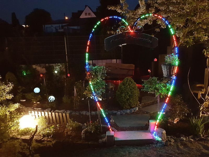 Leuchtendes Herz im Garten