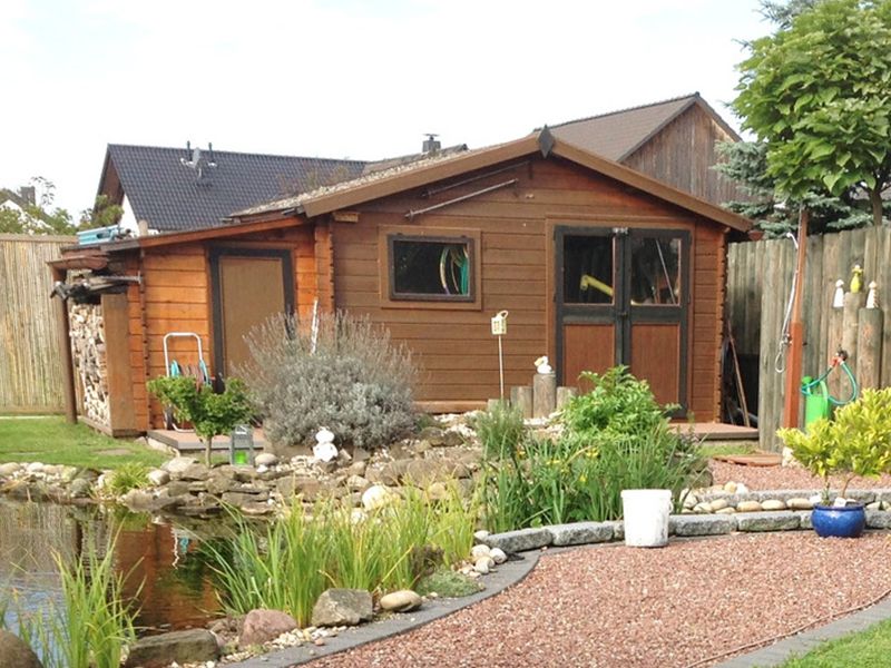 Gartenlaube aus braunem Holz