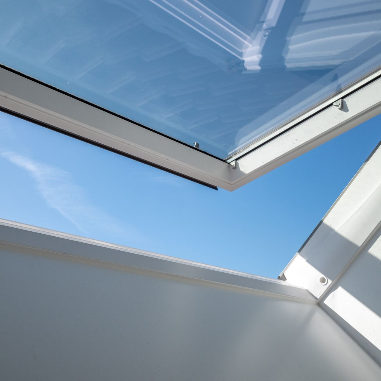 Puits de lumière ouvert laissant apparaître un ciel bleu dégagé.