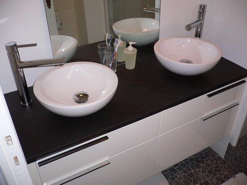 Deux vasques en marbre blanc