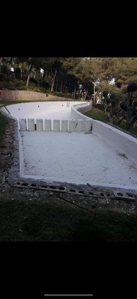 Se está construyendo una piscina en el patio trasero de una casa.
