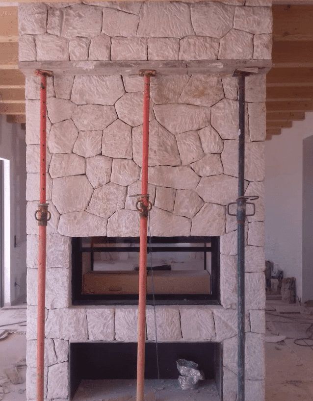 Se está construyendo una chimenea de piedra en una casa.