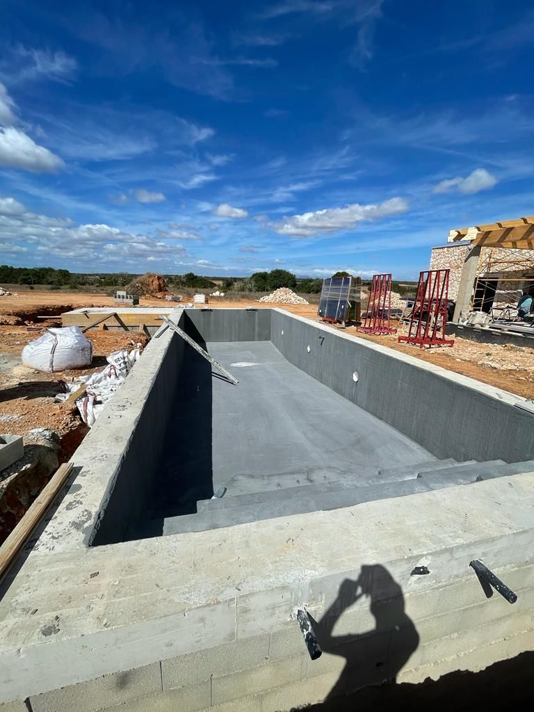 En una obra se está construyendo una gran piscina.