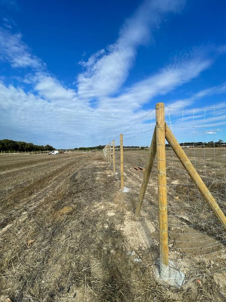Una valla de madera está situada en el medio de un campo.