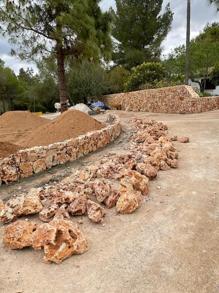 Un montón de rocas está en el suelo al lado de un montón de tierra.