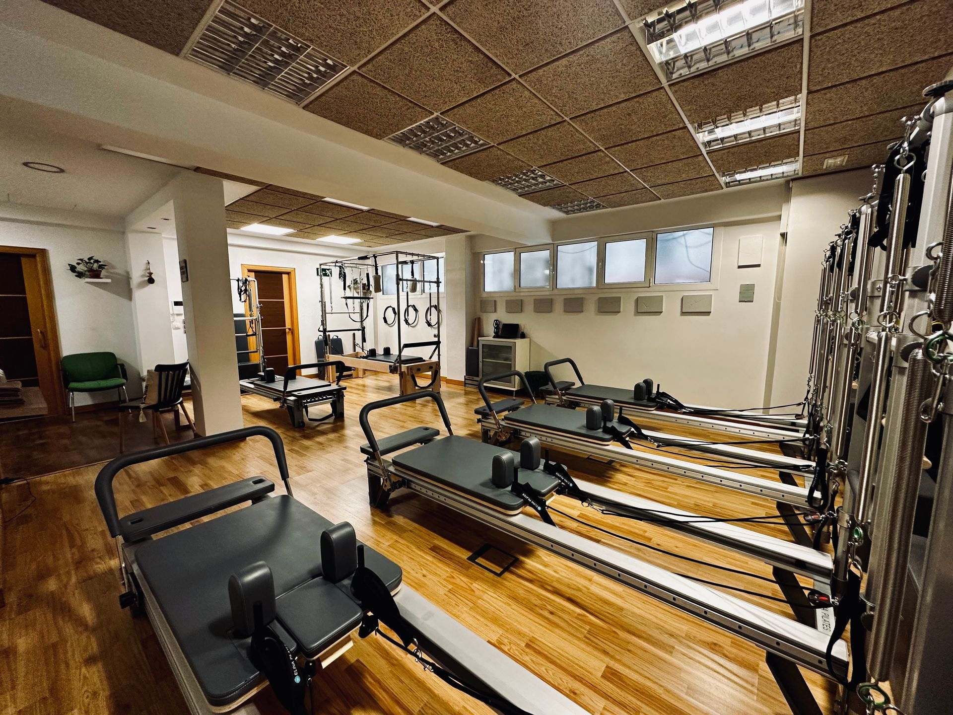 Un grupo de personas está haciendo ejercicios en colchonetas de yoga con un aro de pilates.