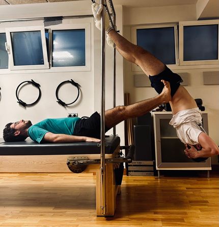 Un grupo de personas está haciendo ejercicios con anillos de pilates.