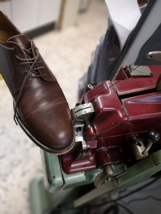 Schuhwerkstatt neue Fäden einnähen