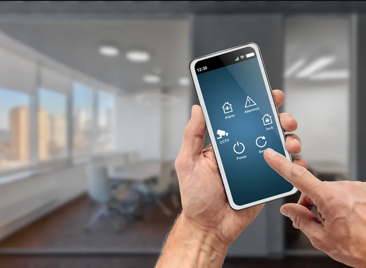 Una persona sostiene un teléfono inteligente en su mano.