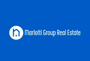 Logotipo de Marlotti Group Real Estate: icono de una casa blanca en un círculo azul con el nombre de la empresa sobre fondo azul.