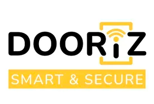 Logotipo de "Dooriz", una empresa de seguridad para el hogar inteligente. El texto es negro y amarillo con un icono de Wi-Fi. Eslogan: "Inteligente y seguro".