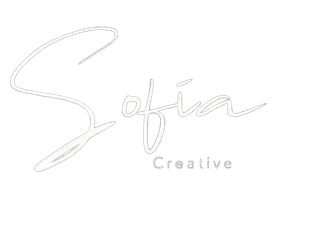 Un logotipo blanco con el nombre Sofia Creative escrito en cursiva sobre un fondo blanco.