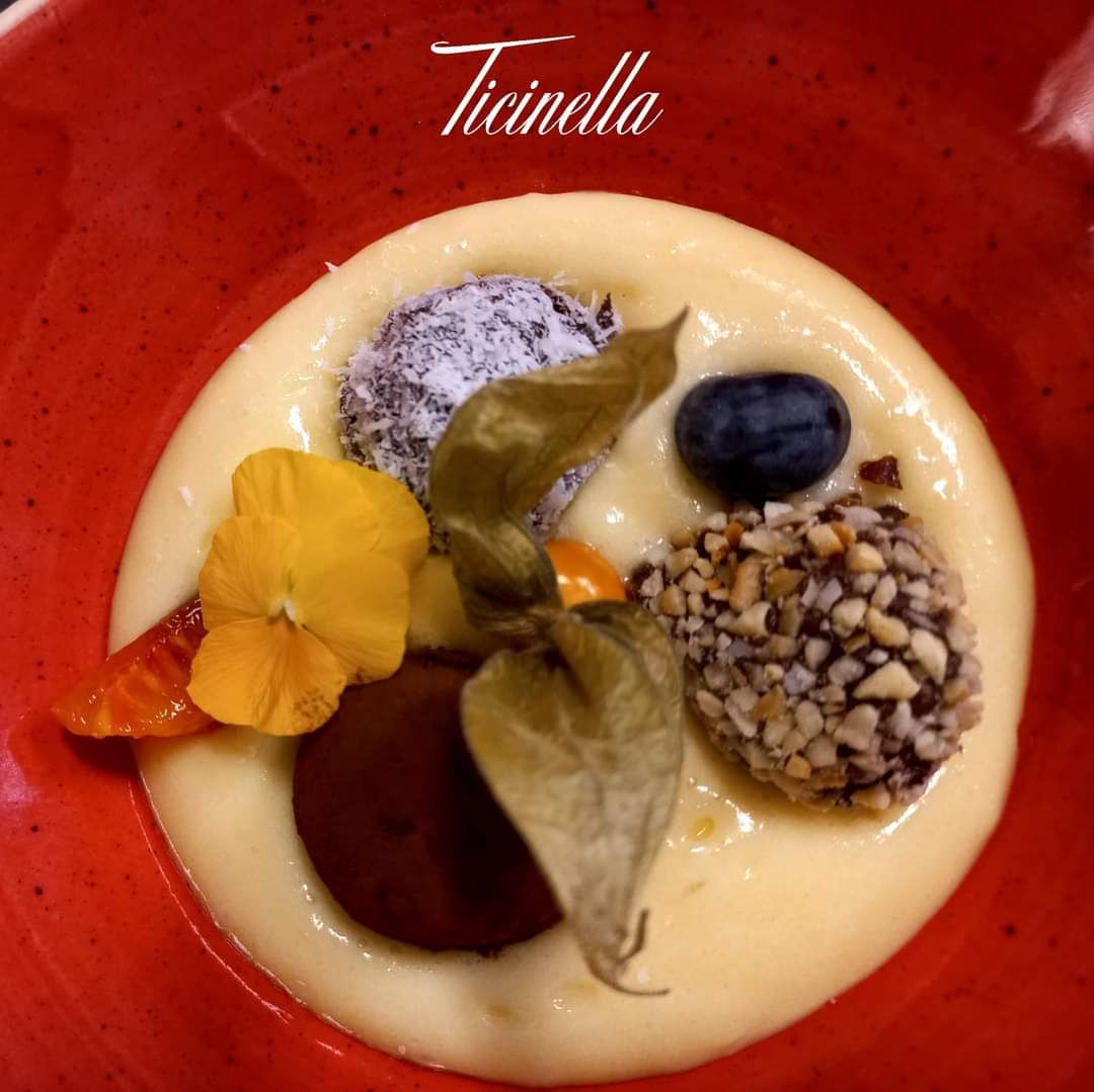 Un primo piano di un dessert in una ciotola rossa con la parola tiarella sopra