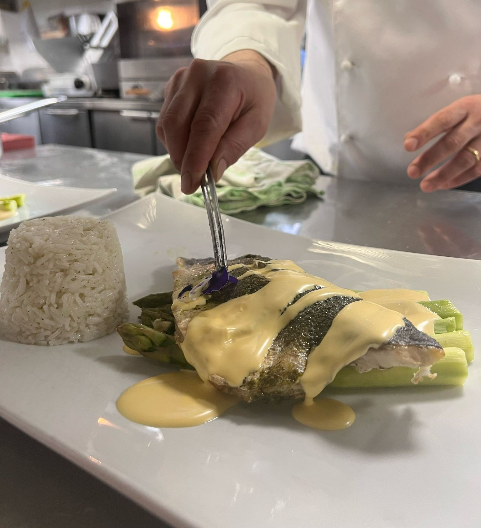 Uno chef sta preparando un piatto di cibo in cucina.