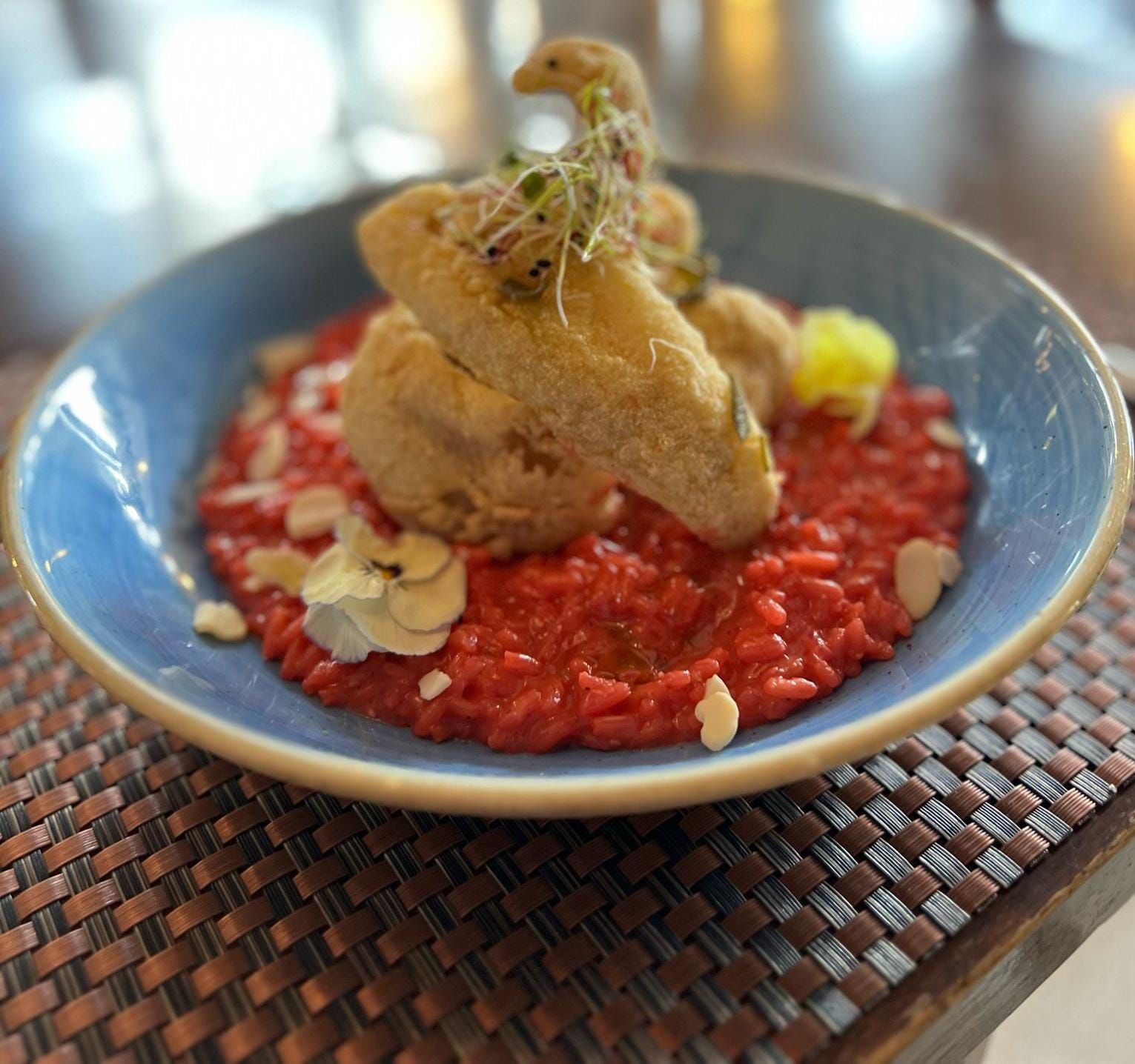Un primo piano di un piatto di cibo su un tavolo