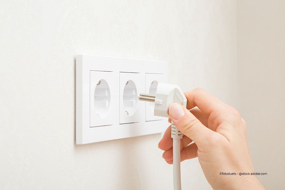 Stecker wird in Steckdose gesteckt