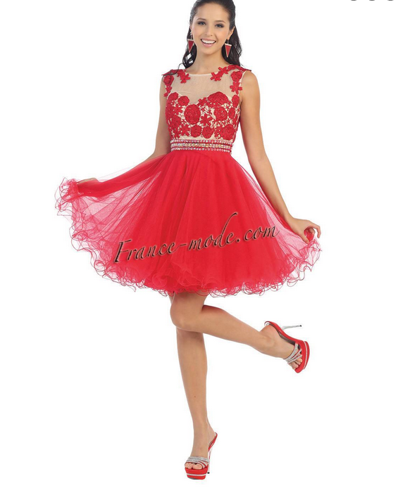 Robe rouge à dentelle et motif fleuri