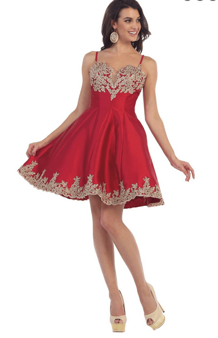 Robe rouge bordeaux à motifs baroques