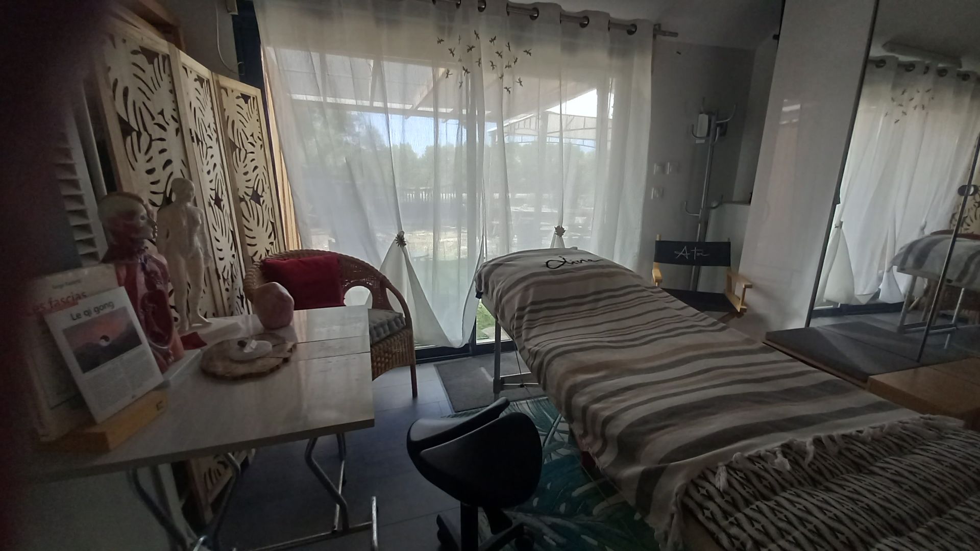 Un thérapeute s'occupe d'une personne