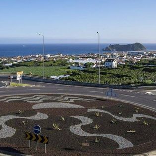 Uma vista aérea de uma rotunda com uma cidade ao fundo