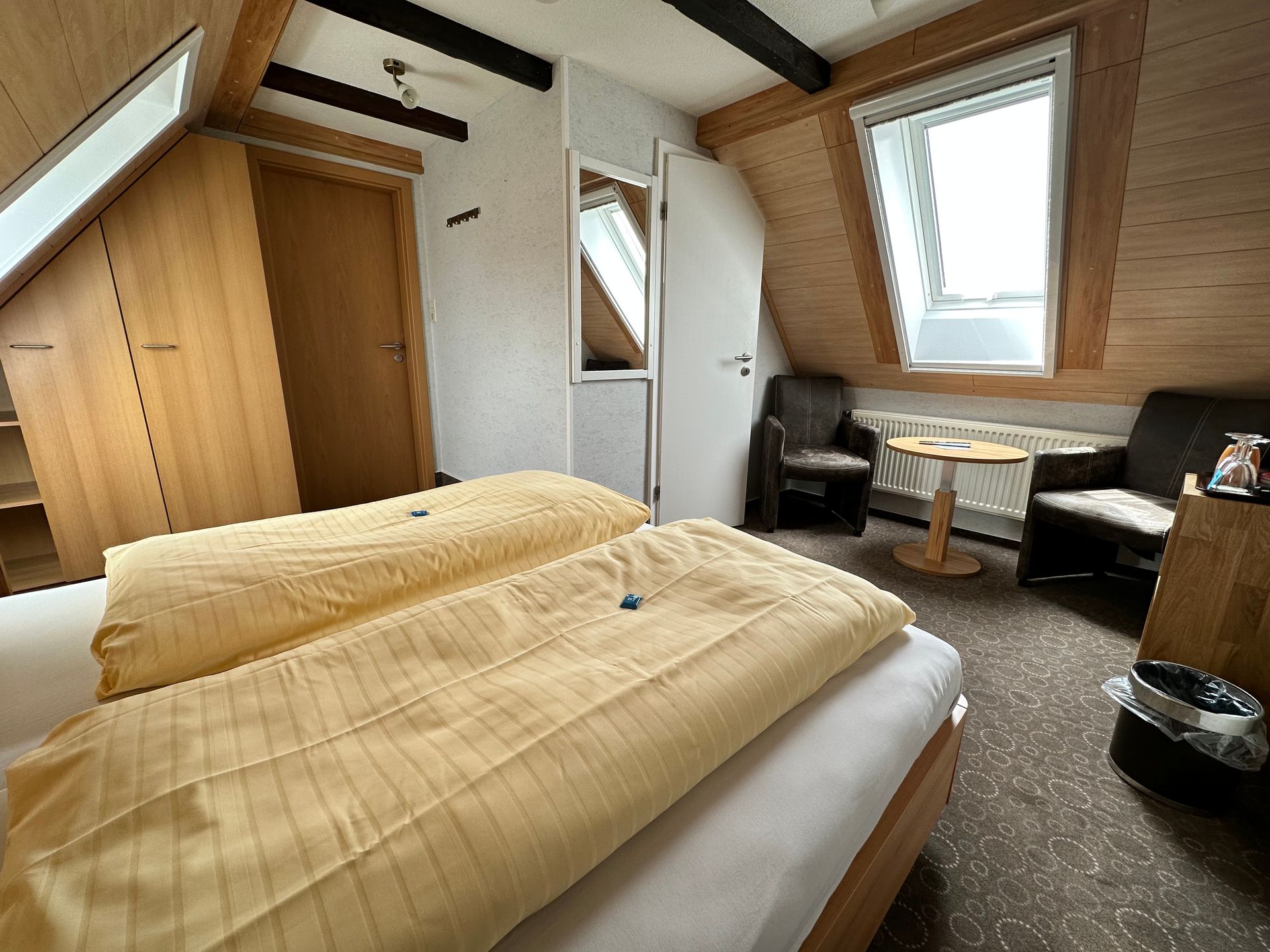 Ein Schlafzimmer mit zwei Betten, einem Stuhl und einem Tisch