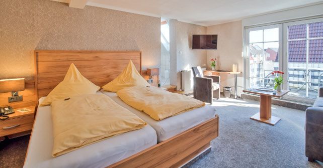 In der Mitte des Zimmers steht ein großes Bett.