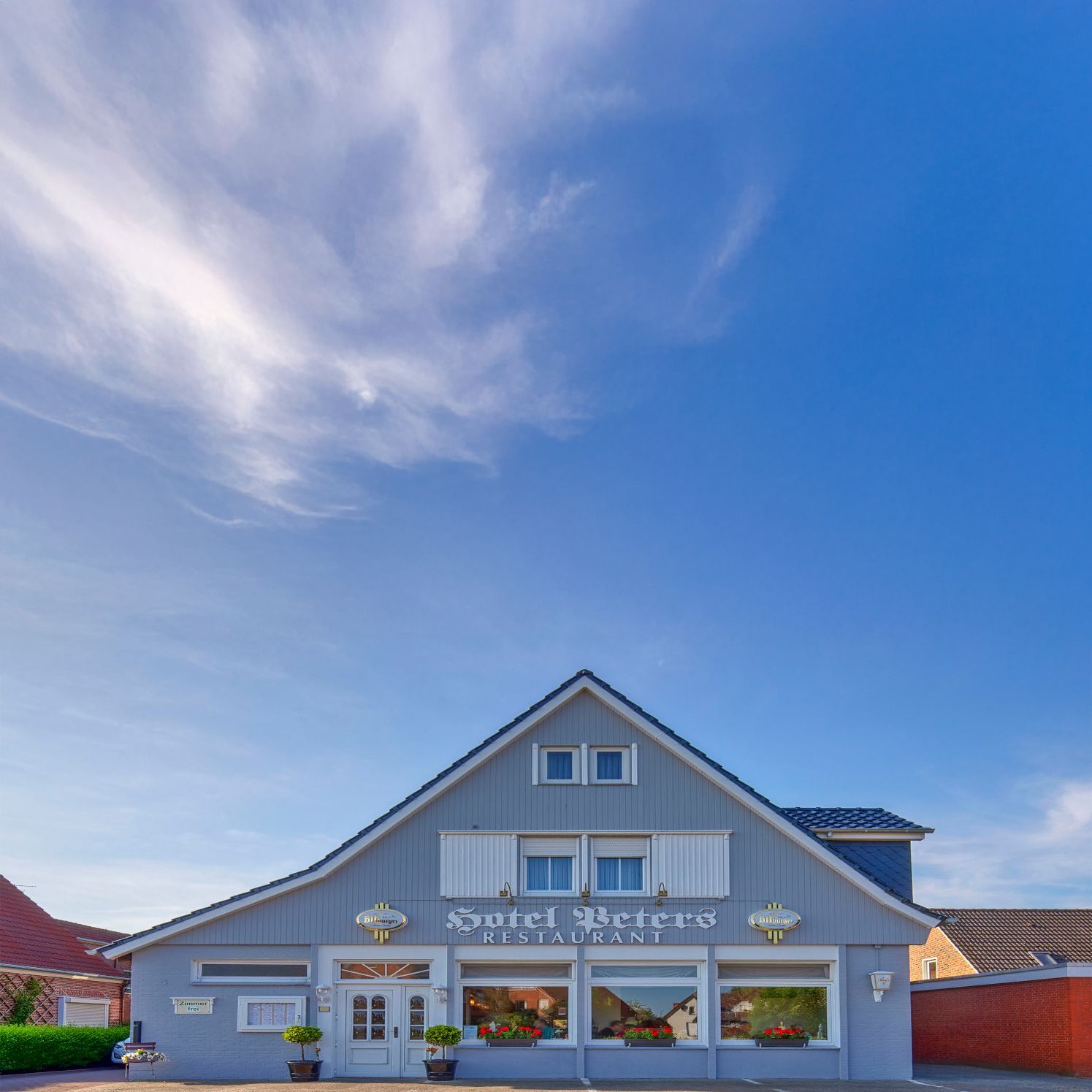 Ein großes graues Gebäude mit blauem Himmel im Hintergrund