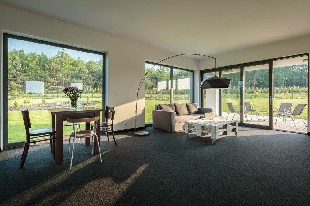 Photo d'un salon avec de grandes fenêtres et baies vitrées