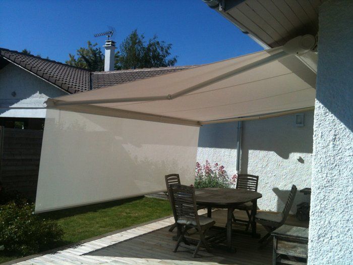 Store beige sur une terrasse