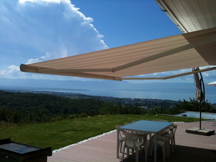 Store sur une grande terrasse