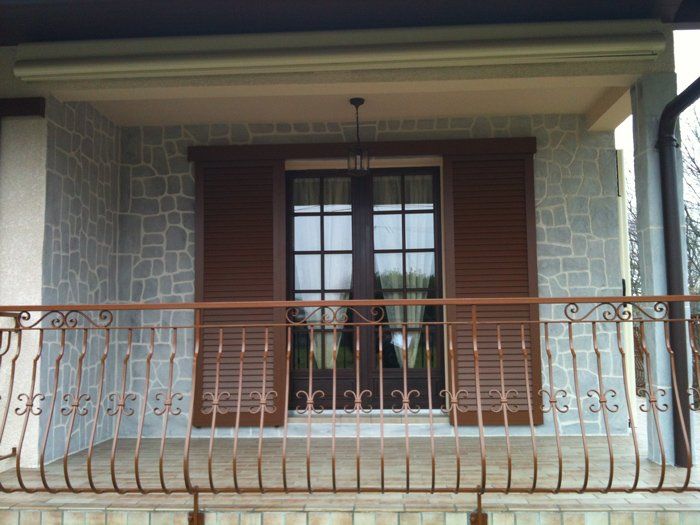 Volets battants marron sur un balcon