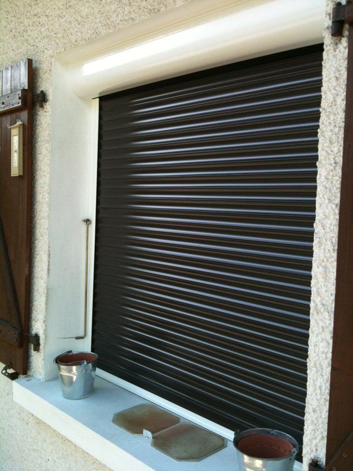 Volets roulants noirs