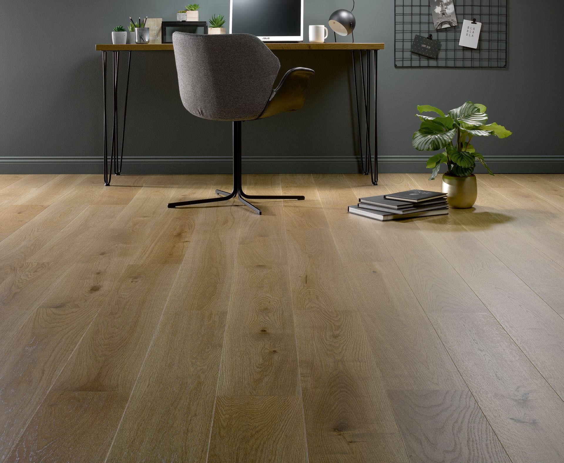 Parquet en bois avec chevrons dans une cuisine