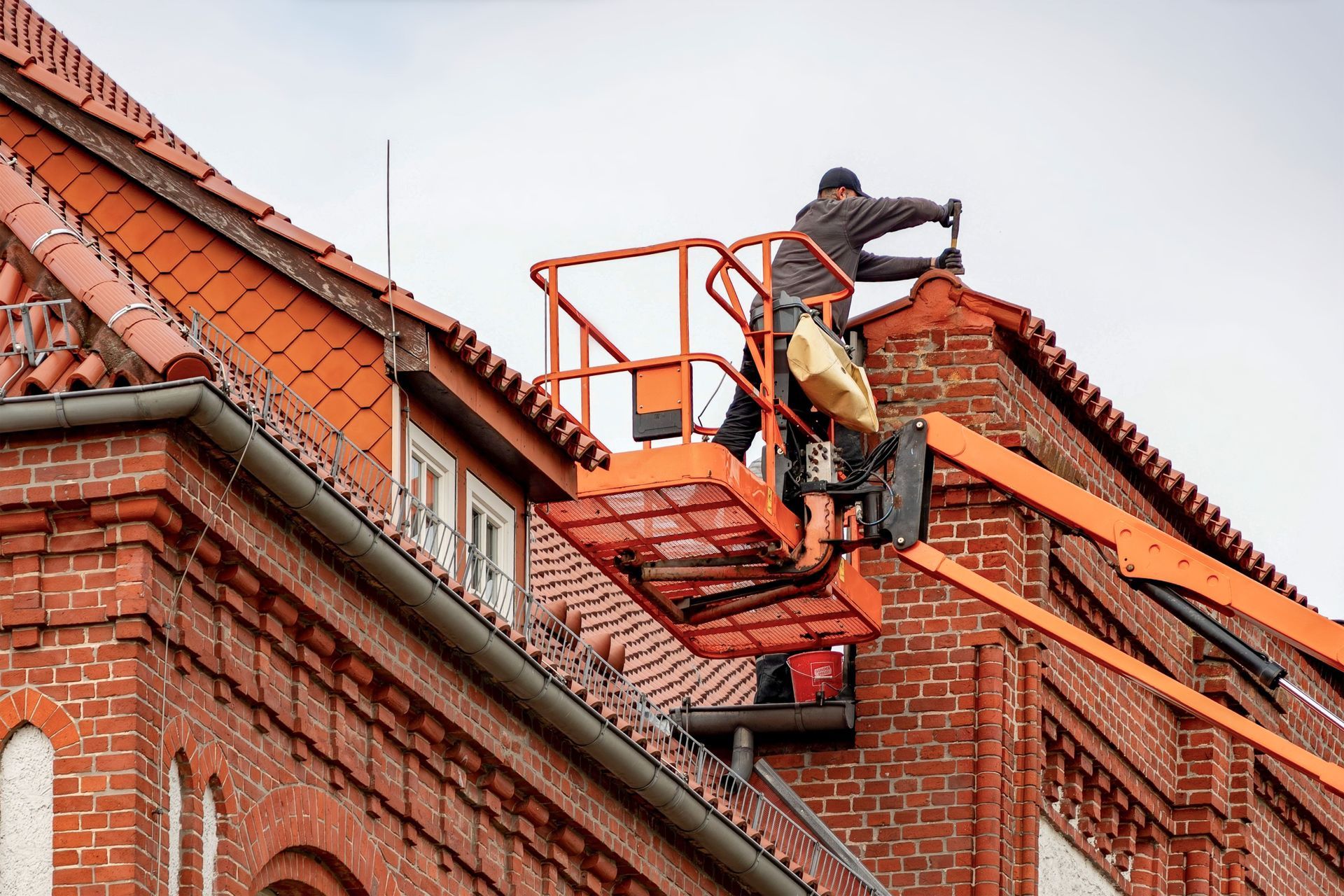 Maison à deux étages avec des ouvriers sur des échafaudages 