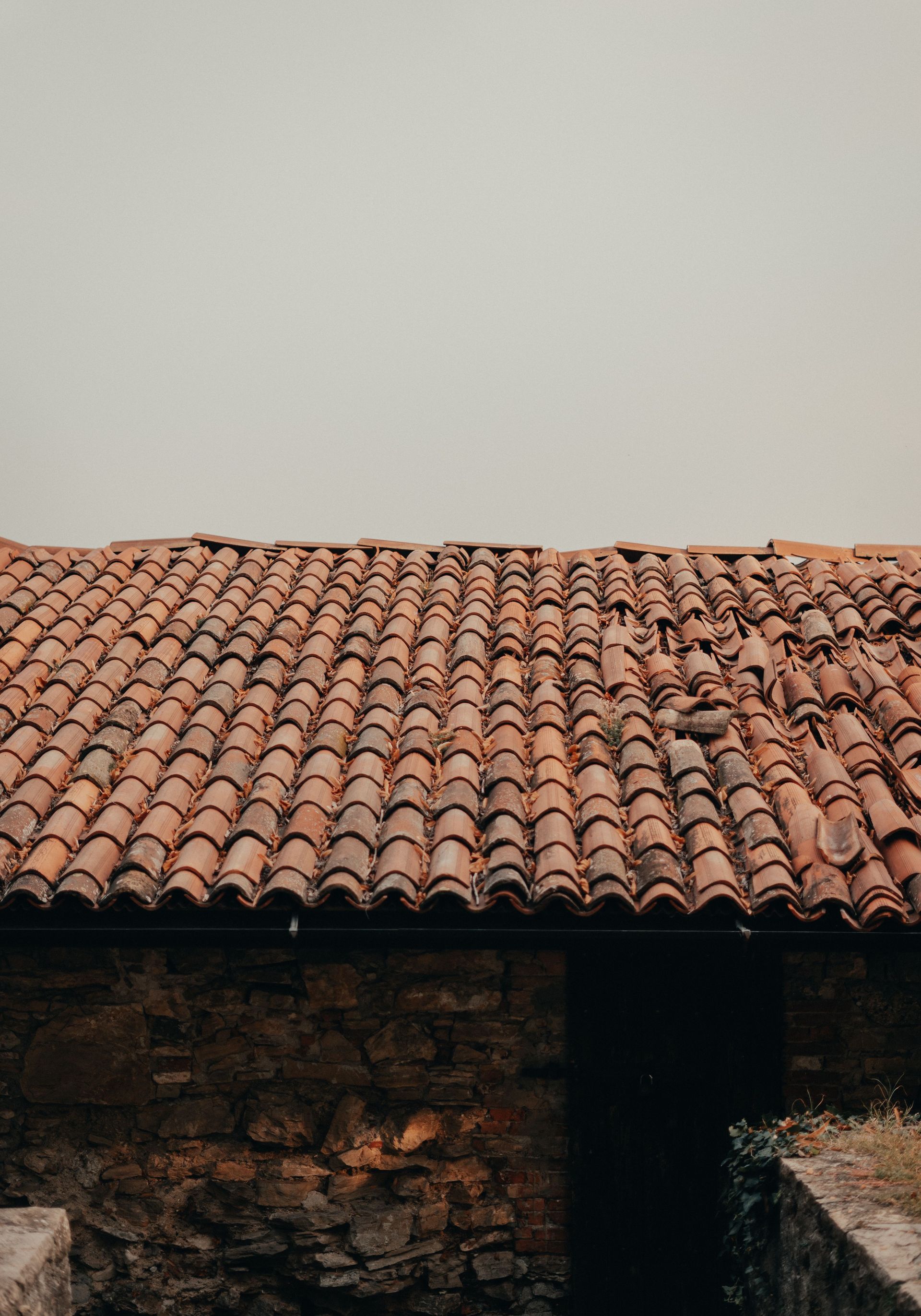 Maison à deux étages avec des ouvriers sur des échafaudages 