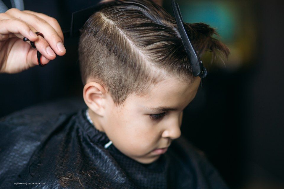 Kind beim Friseur