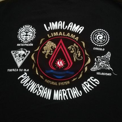 Una camiseta negra que dice artes marciales polinesias.