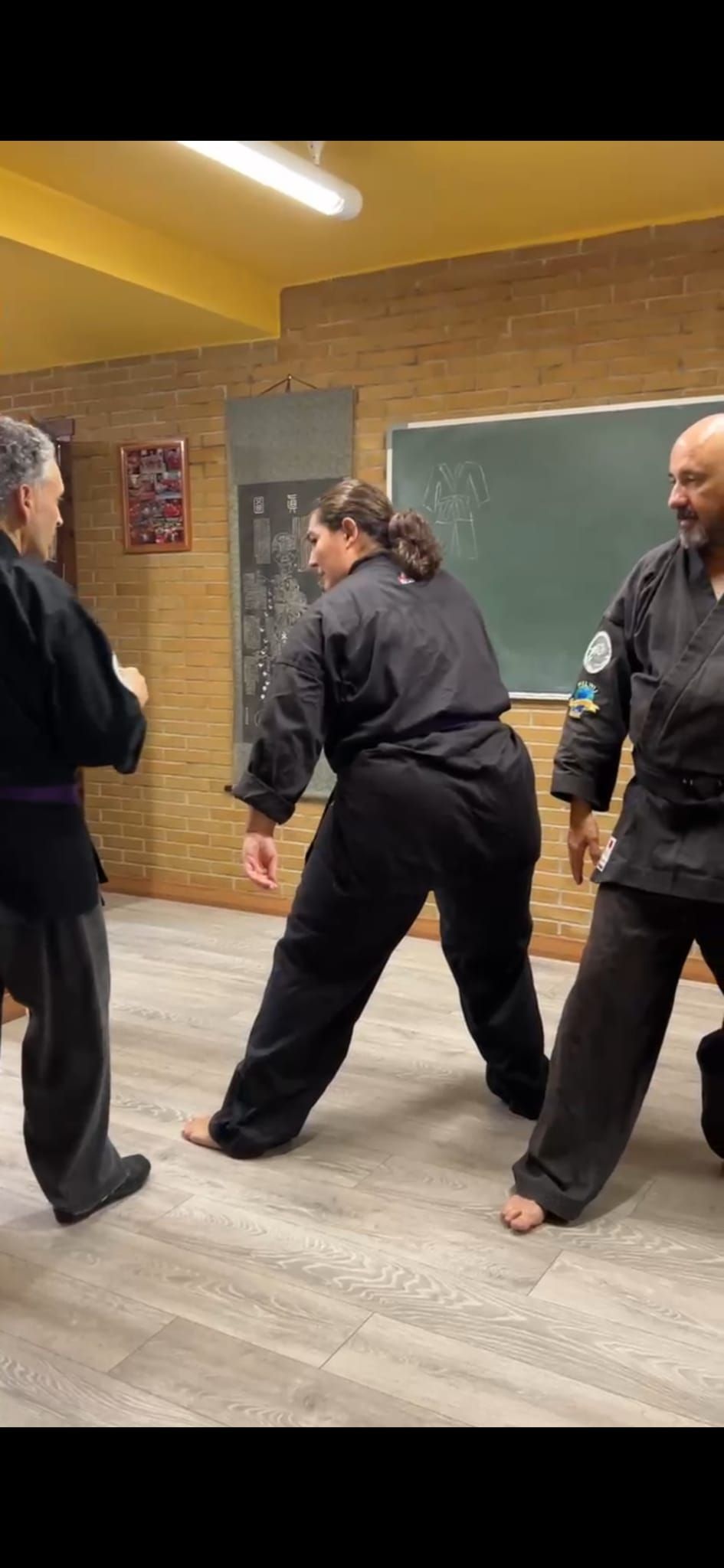 Un hombre y una mujer están peleando en un gimnasio.