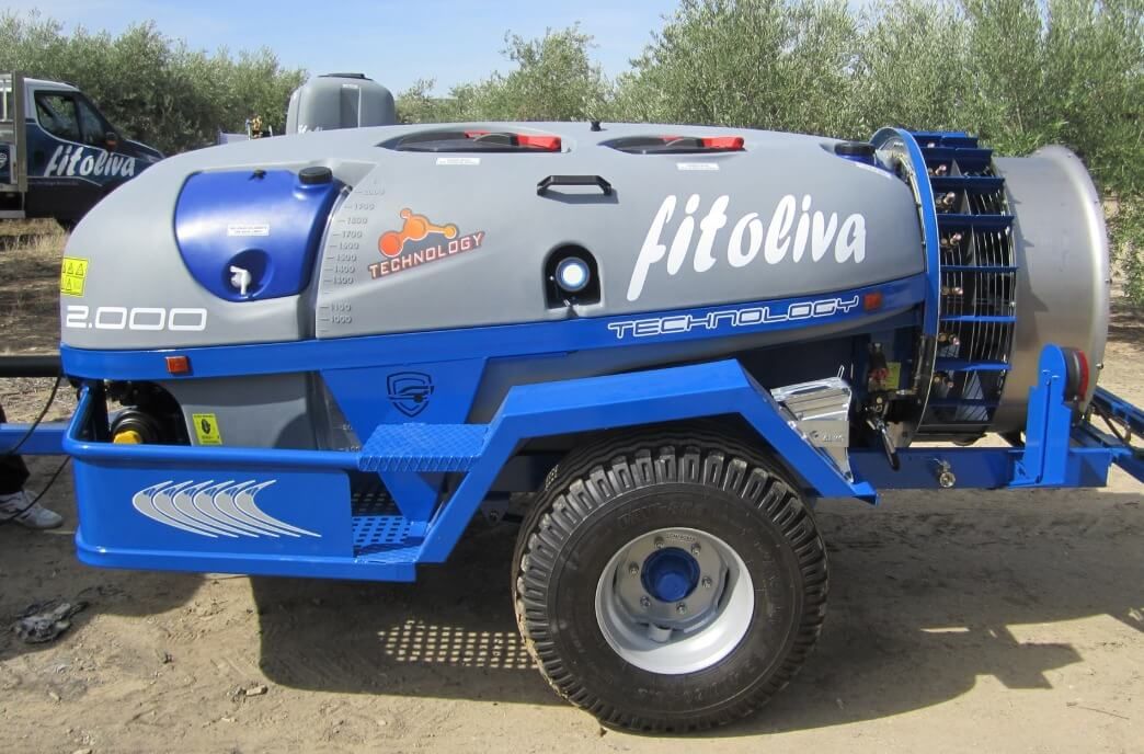 Un vehículo azul y gris con la palabra fitooliva.