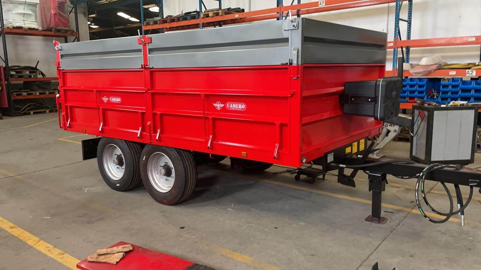 Un remolque rojo está estacionado en un almacén.