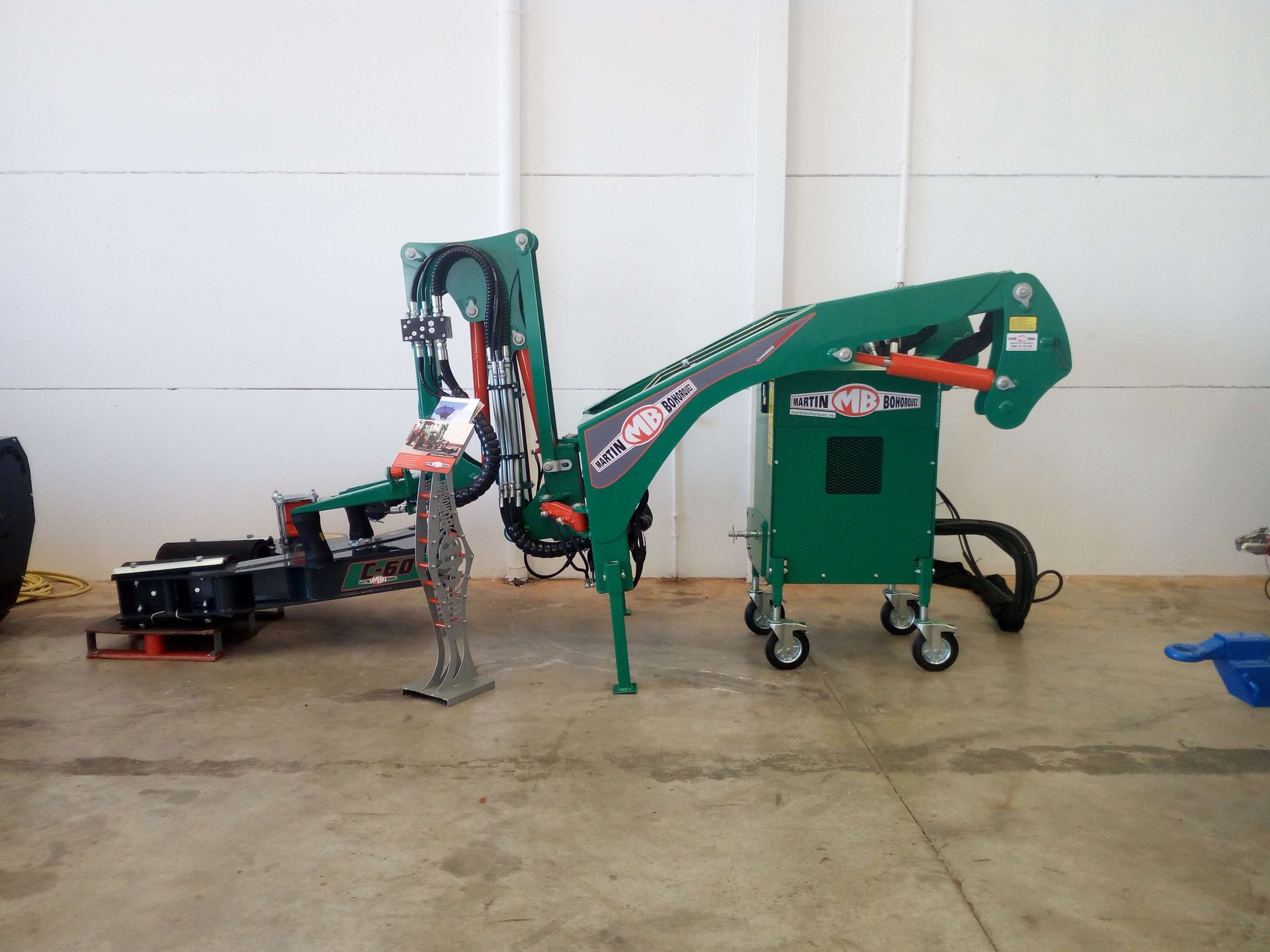 Una máquina verde está en el suelo de un almacén.