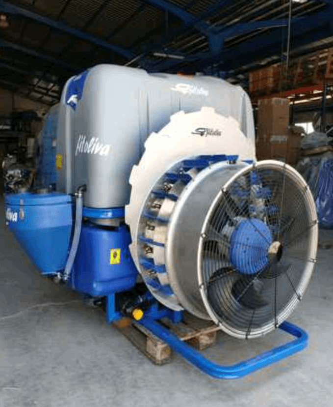 Un gran ventilador está sentado sobre una paleta en un almacén.