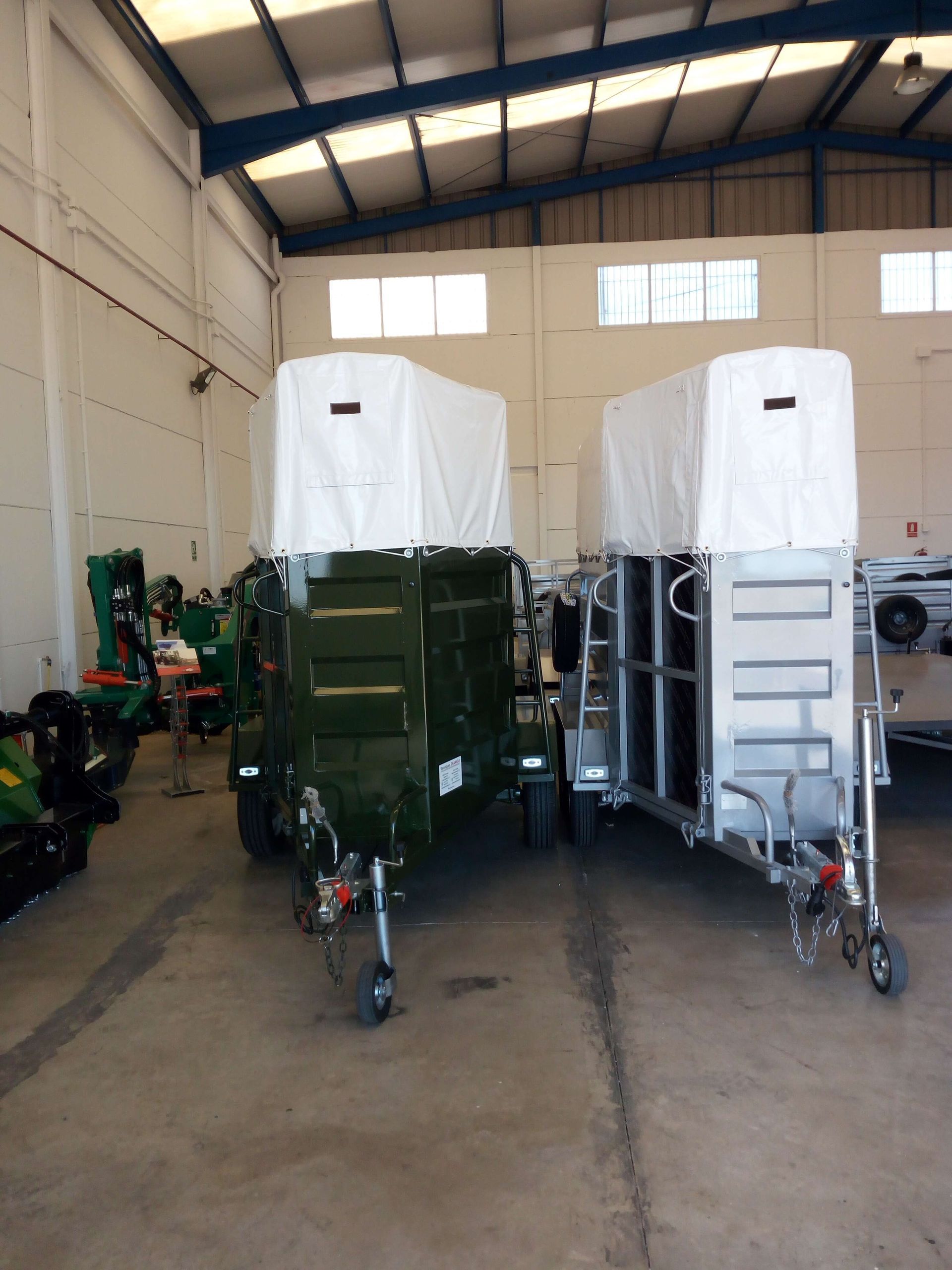 Un par de remolques están estacionados en un almacén.