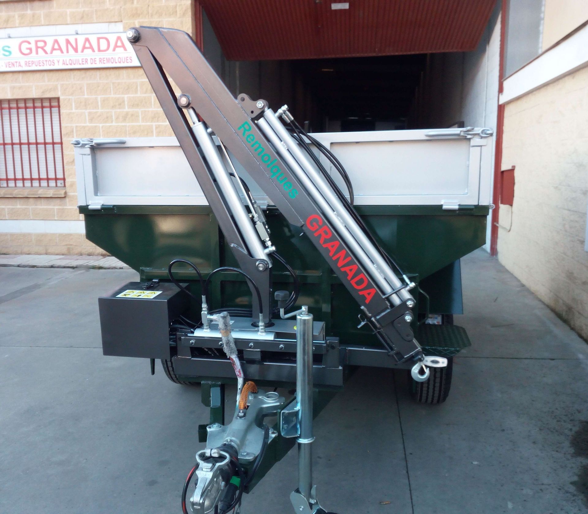 Un remolque granada está estacionado frente a un edificio