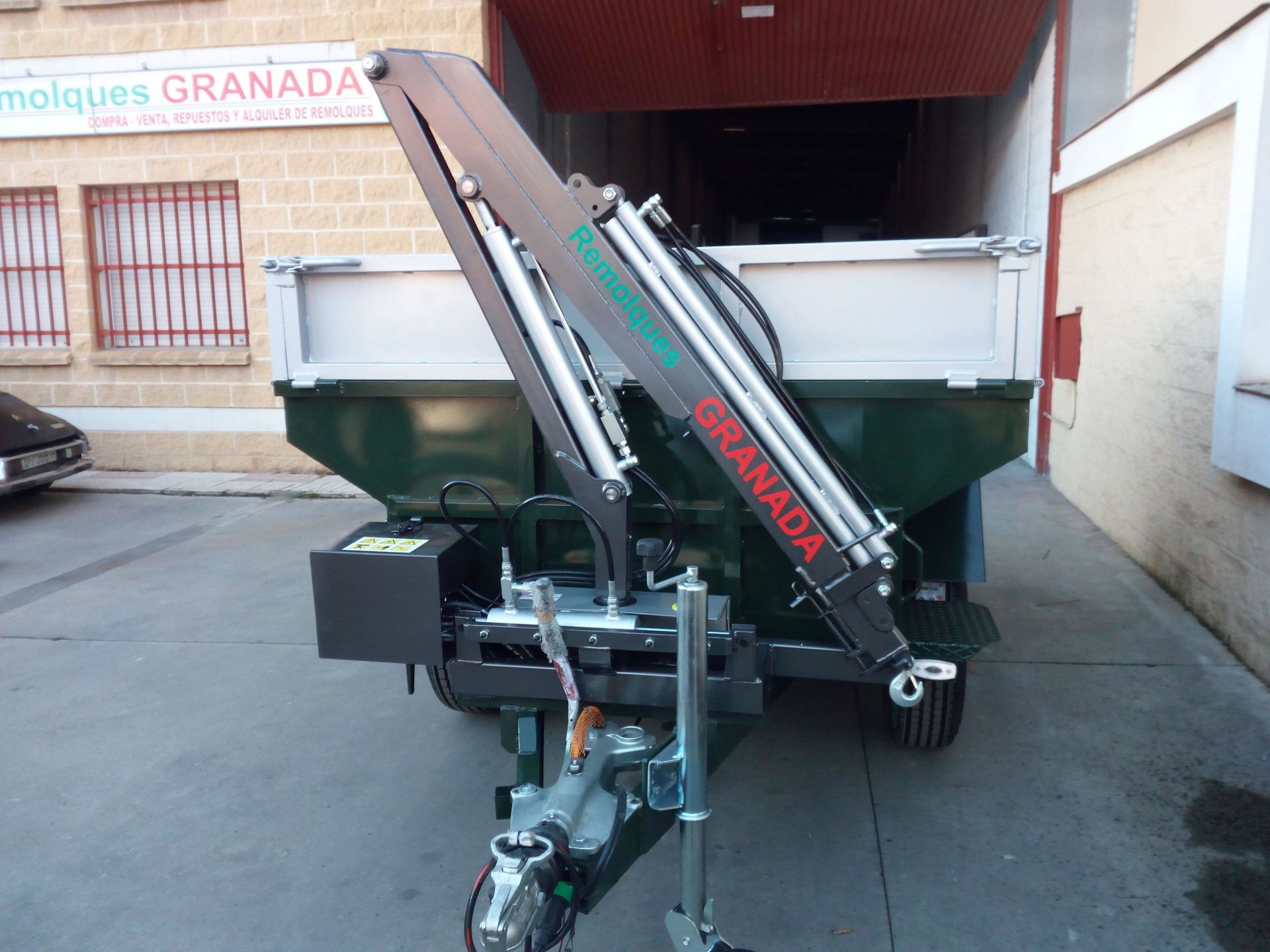 Un remolque granada está estacionado frente a un edificio