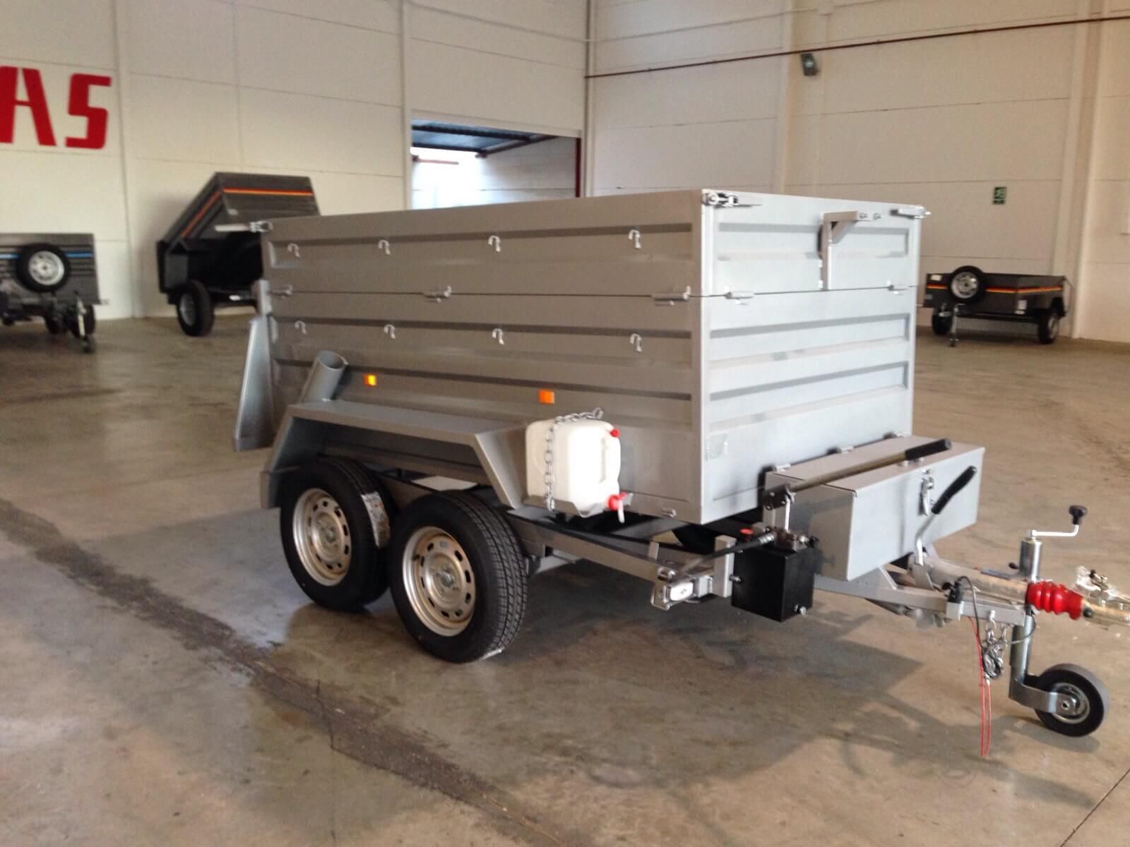 Un remolque está estacionado en un almacén con la palabra 